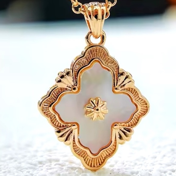 Lya - Chic Four Leaves Clover Necklace StainlessSteel - Picture 4 of 10